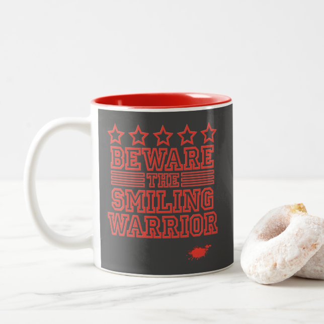Caneca De Café Em Dois Tons Cuidado com o guerreiro sorridente Gfx vermelho (Com Donut)