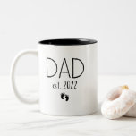 Caneca De Café Em Dois Tons Dad est 2022 new daddy fathers day baby pregnancy<br><div class="desc">New dad est 2022 father's day pregnancy announcement gift idea for her him</div>