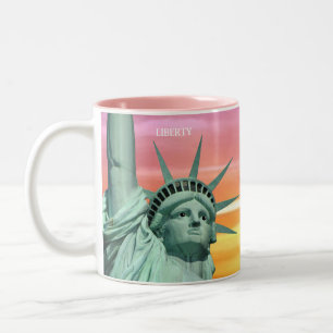 Caneca De Café Em Dois Tons Dama Liberdade no Céu Rosa