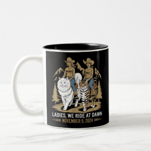 Caneca De Café Em Dois Tons Damas Nós Cavalgamos Ao Amanhecer Kamala Harris Wa