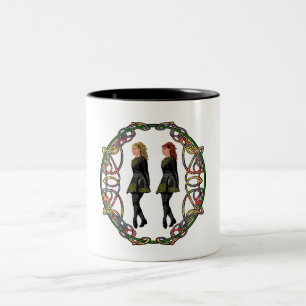Caneca De Café Em Dois Tons Dançarinos passo-irlandeses no 'rolo' celta