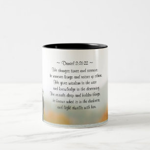 Caneca De Café Em Dois Tons Daniel 2:21-22 Ele muda de época e estação