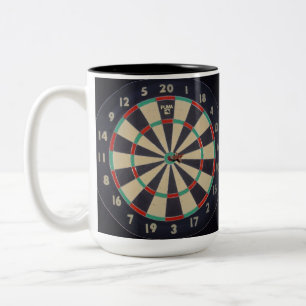 Caneca De Café Em Dois Tons Dartboard Com Dart Em Bullseye,