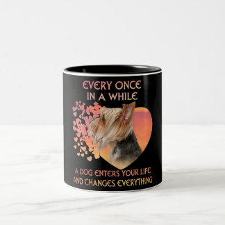 Caneca De Café Em Dois Tons De Vez Em Quando Um Cachorro Entra No Yorkshire Lo