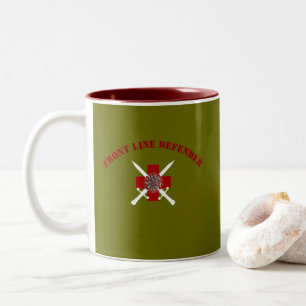 Caneca De Café Em Dois Tons Defensor da Linha de Frente com nome personalizado