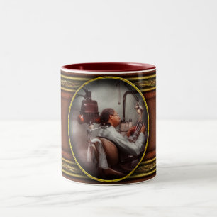 Caneca De Café Em Dois Tons Dentista - Esperando pelo Dentista
