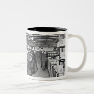 Caneca De Café Em Dois Tons Departamento do livro em uma loja do exército e d