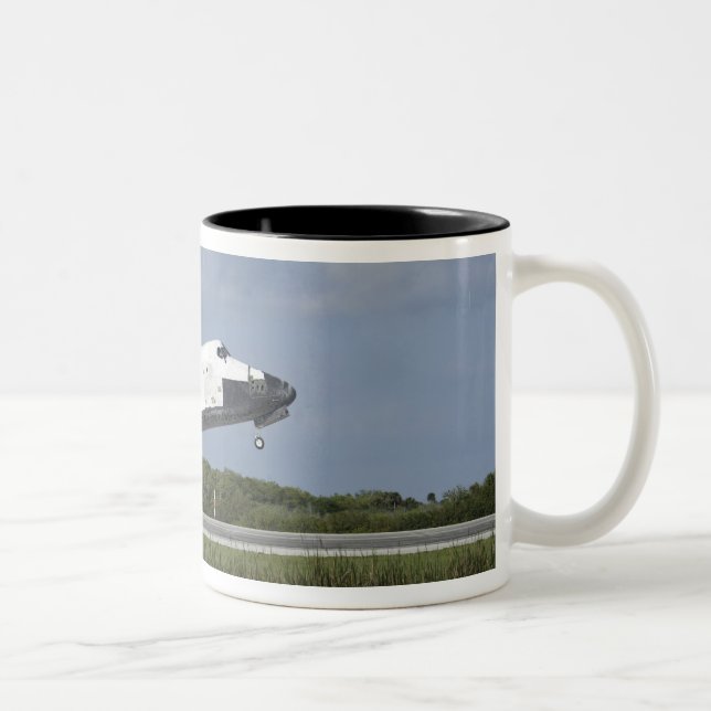 Caneca De Café Em Dois Tons Descoberta de nave espacial aterrissa na pista 33 (Direita)