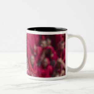 Caneca De Café Em Dois Tons Desempenho de dança com máscara no Festival Tshech