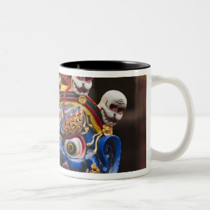 Caneca De Café Em Dois Tons Desempenho de dança mascarada no Festival Tshechu