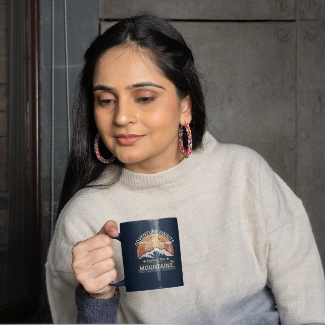 Caneca De Café Em Dois Tons design "Adventure Await-Explore as montanhas" (Criador carregado)