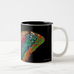 Caneca De Café Em Dois Tons Design colorido da borboleta contra o contexto