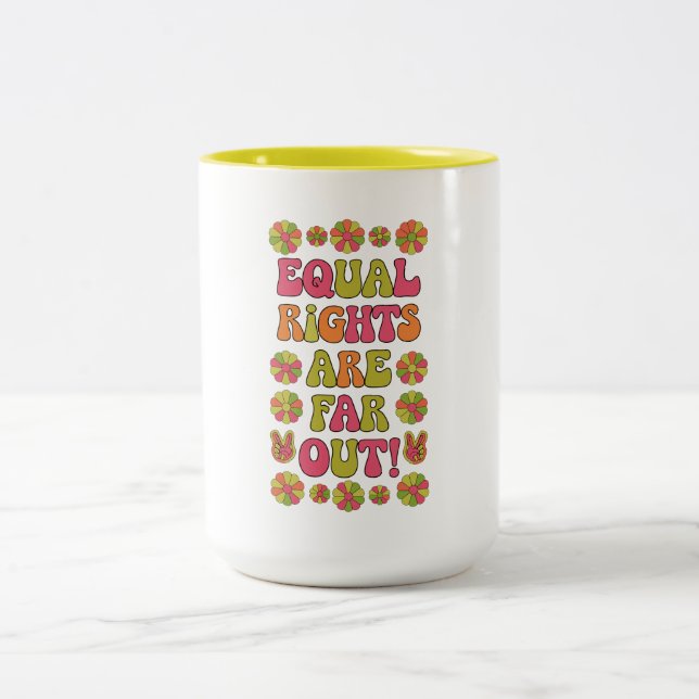 Caneca De Café Em Dois Tons Direitos iguais estão longe (Centro)