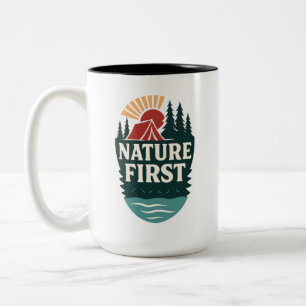 Caneca De Café Em Dois Tons Distintivo de Acampamento Natureza Primeiro