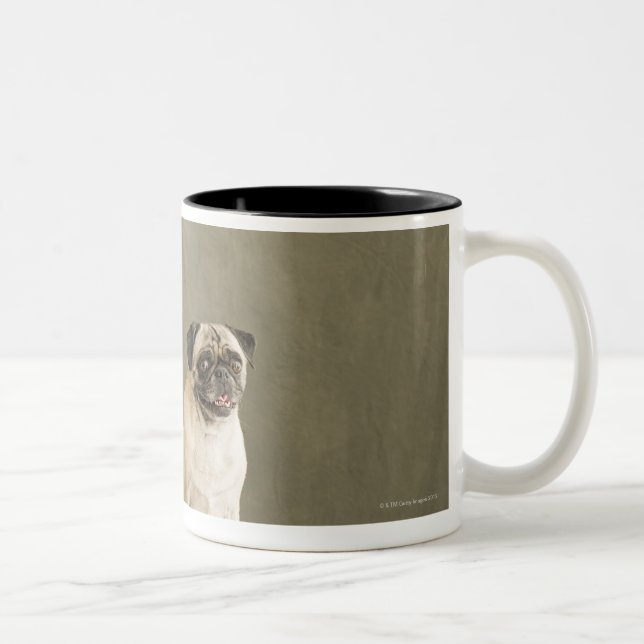 Caneca De Café Em Dois Tons Dois cães que levantam em uma mesa (Direita)
