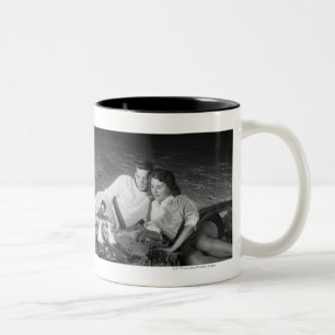 Caneca De Café Em Dois Tons Dois casais na praia que senta-se em torno da