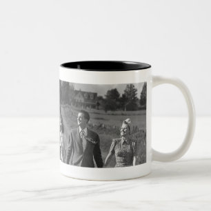 Caneca De Café Em Dois Tons Dois casais que andam na estrada secundária B&W
