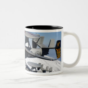 Caneca De Café Em Dois Tons Dois Hawkeyes E-2C conduzem um voo