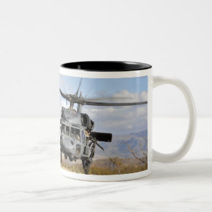 Caneca De Café Em Dois Tons Dois helicópteros HH-60 Pavehawk a preparar-se par