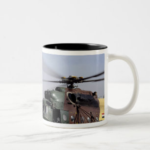 Caneca De Café Em Dois Tons Dois helicópteros iraquianos do quadril Mi-17