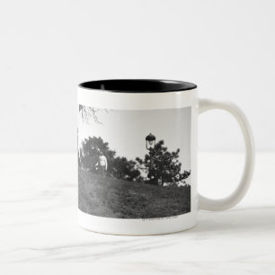 Caneca De Café Em Dois Tons Dois meninos que voam o papagaio no monte B&W
