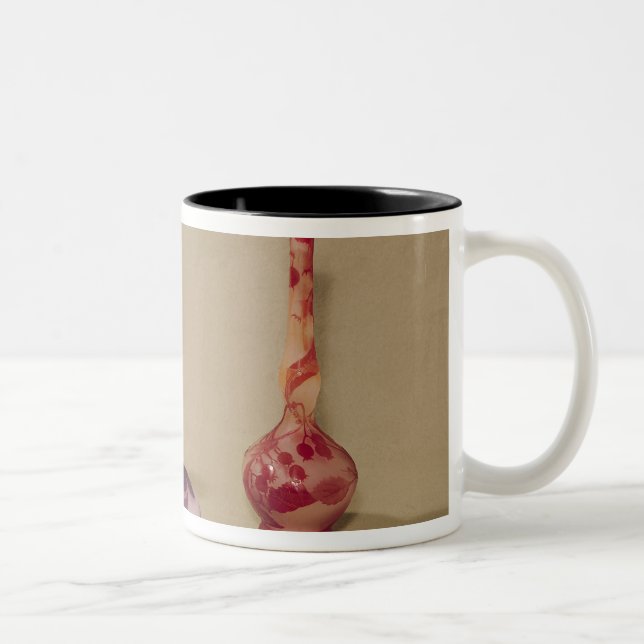 Caneca De Café Em Dois Tons Dois vasos e um bonbonniere, 19o-20o século (Direita)