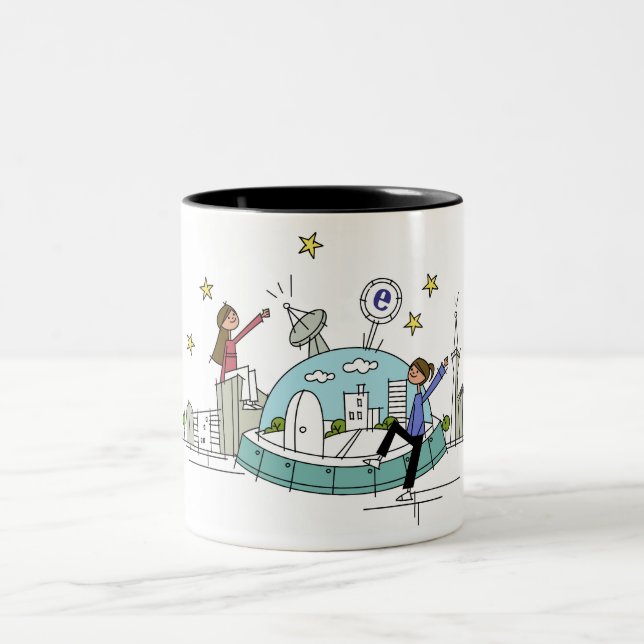 Caneca De Café Em Dois Tons Duas mulheres que sentam-se sobre uma cidade (Centro)