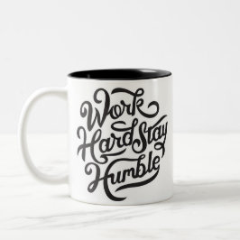 Caneca De Café Em Dois Tons Duro de Trabalho Mantenha-Se Humilde Scripts Motiv
