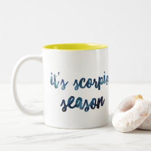 Caneca De Café Em Dois Tons É aguarela do aniversário do zodíaco da estação da