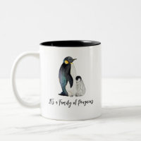 É uma família de pinguins desenhando aquarela