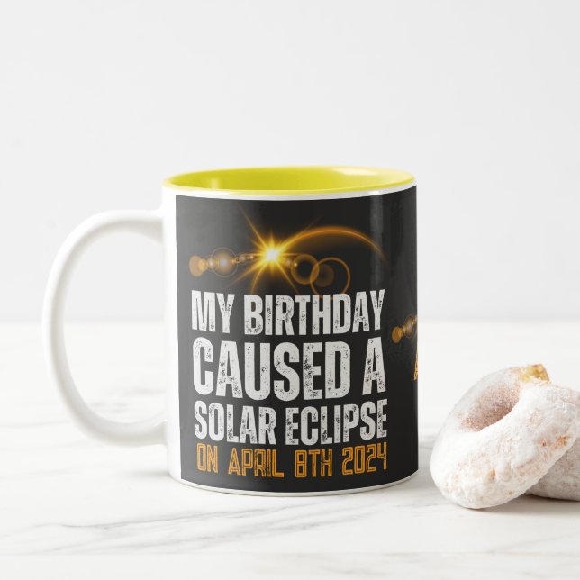Caneca De Café Em Dois Tons eclipse solar total, data de aniversário divertida (Com Donut)