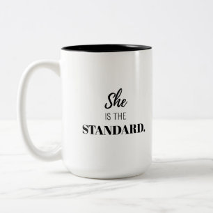 Caneca De Café Em Dois Tons Ela É o Padrão – Empoderamento Feminino Ousado