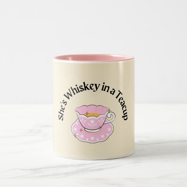 Caneca De Café Em Dois Tons Ela é uísque em um Teacup Mug (Centro)