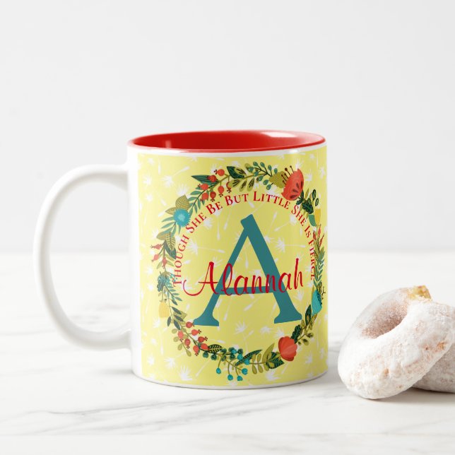 Caneca De Café Em Dois Tons Ela É Uma Floral De Monograma. (Com Donut)