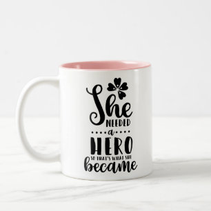 Caneca De Café Em Dois Tons Ela precisava de um herói, então foi isso que el
