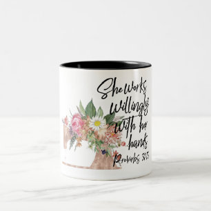 Caneca De Café Em Dois Tons Ela Trabalha Com Discernimento Com As Mãos/Agitand