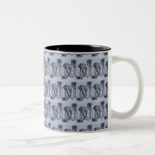 Caneca De Café Em Dois Tons Elefante Passando Por Savana Florhada Em Azul