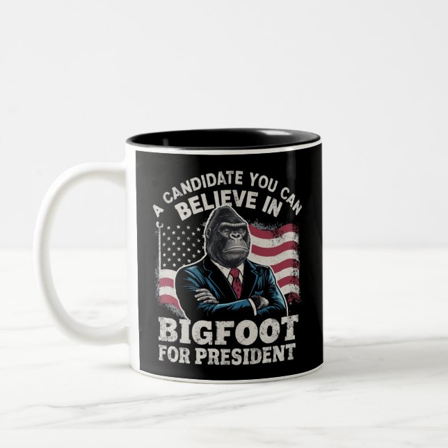 Caneca De Café Em Dois Tons Eleição 2024 Engraçado Votação Sasquatch EUA (Esquerda)