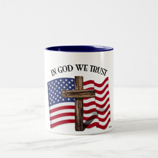 Caneca De Café Em Dois Tons Em Deus, confiamos com cruz e bandeira dos EUA