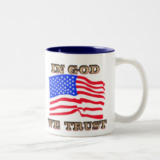 Caneca De Café Em Dois Tons Em Deus, Confiamos Na Bandeira Americana