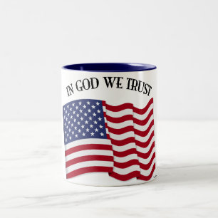 Caneca De Café Em Dois Tons Em Deus Nós Confiamos com a bandeira dos EUA