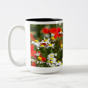 Caneca De Café Em Dois Tons Em Um Campo de Poppies Seja Uma Margarida