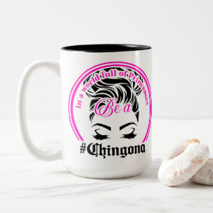 Caneca De Café Em Dois Tons em um mundo de princesas seja Chingona