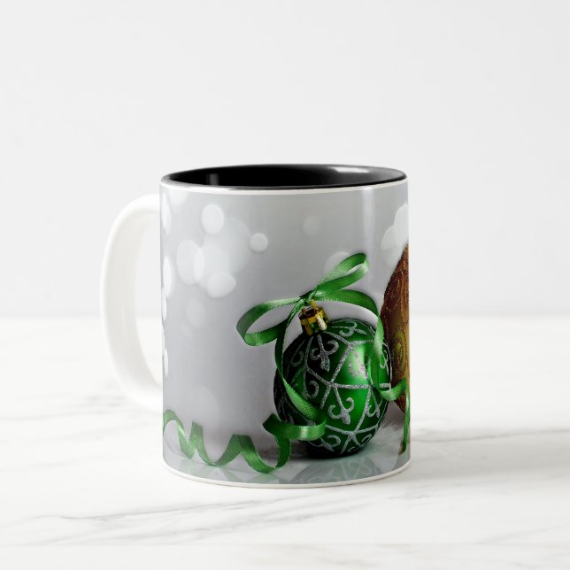 Caneca De Café Em Dois Tons Enfeites de natal verdes e Dourados (Frente Esquerda)