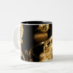 Caneca De Café Em Dois Tons Enfeites Dourados e Padrão Espiral