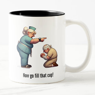 Caneca De Café Em Dois Tons Enfermeira derruba um paciente idoso entubado