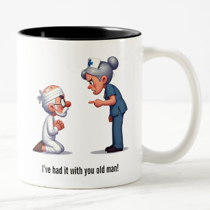 Caneca De Café Em Dois Tons Enfermeira derruba um paciente idoso entubado