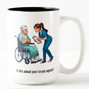 Caneca De Café Em Dois Tons Enfermeira Lidando com Paciente Idoso Egoísta