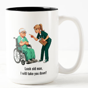 Caneca De Café Em Dois Tons Enfermeira Lidando com Paciente Idoso Egoísta