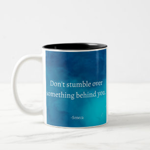 Caneca De Café Em Dois Tons Enfoque-se para frente, não tropece no passado